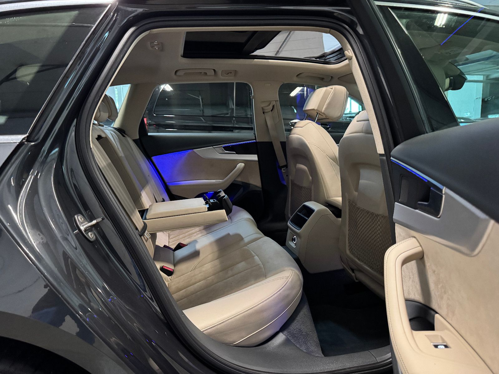 Fahrzeugabbildung Audi A4 Avant DESIGN S-TRONIC PANO STHD AHK LEDER