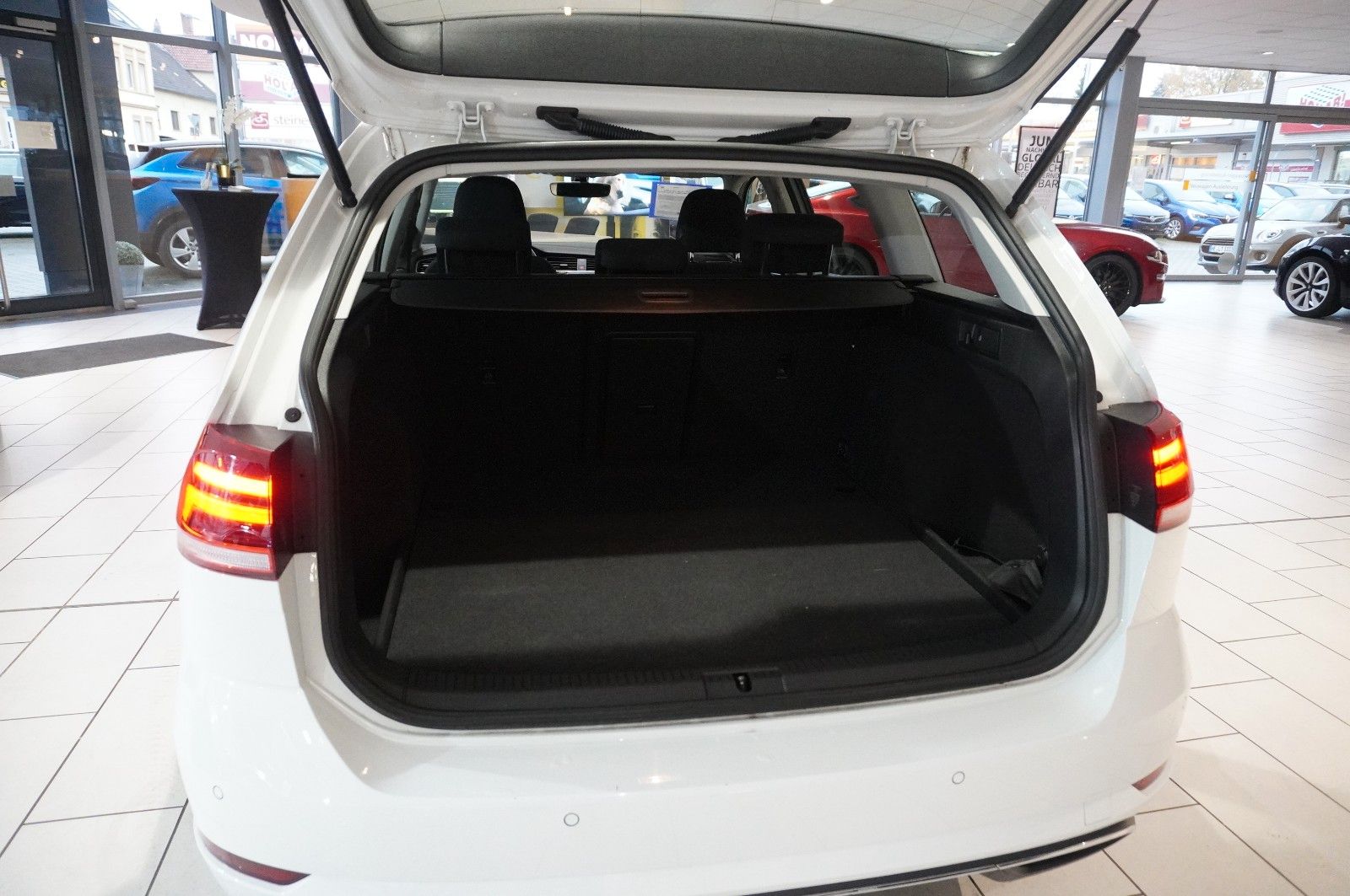 Fahrzeugabbildung Volkswagen Golf VII VARI. 1.5 TGI COMFORT. DSG NAVI/LED/ACC