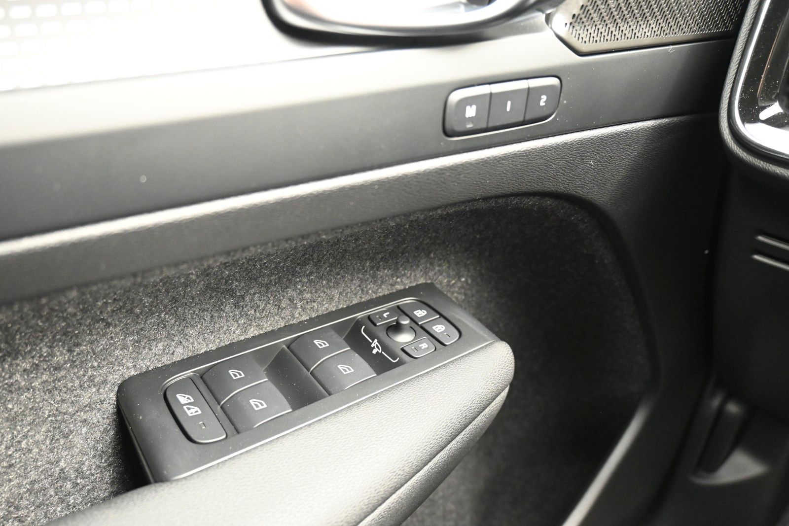 Fahrzeugabbildung Volvo XC40 B4 DKG Plus Black Edition*FSHZG*H&K*ACC*AHK