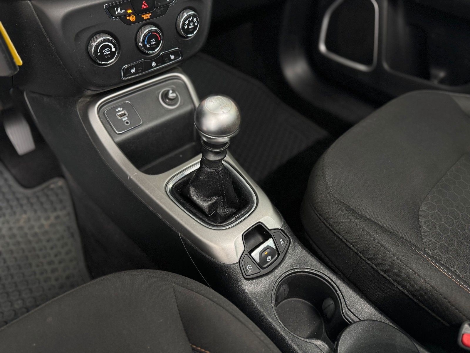 Fahrzeugabbildung Jeep Compass 1.4 T Longitude FWD  " Winterpaket "