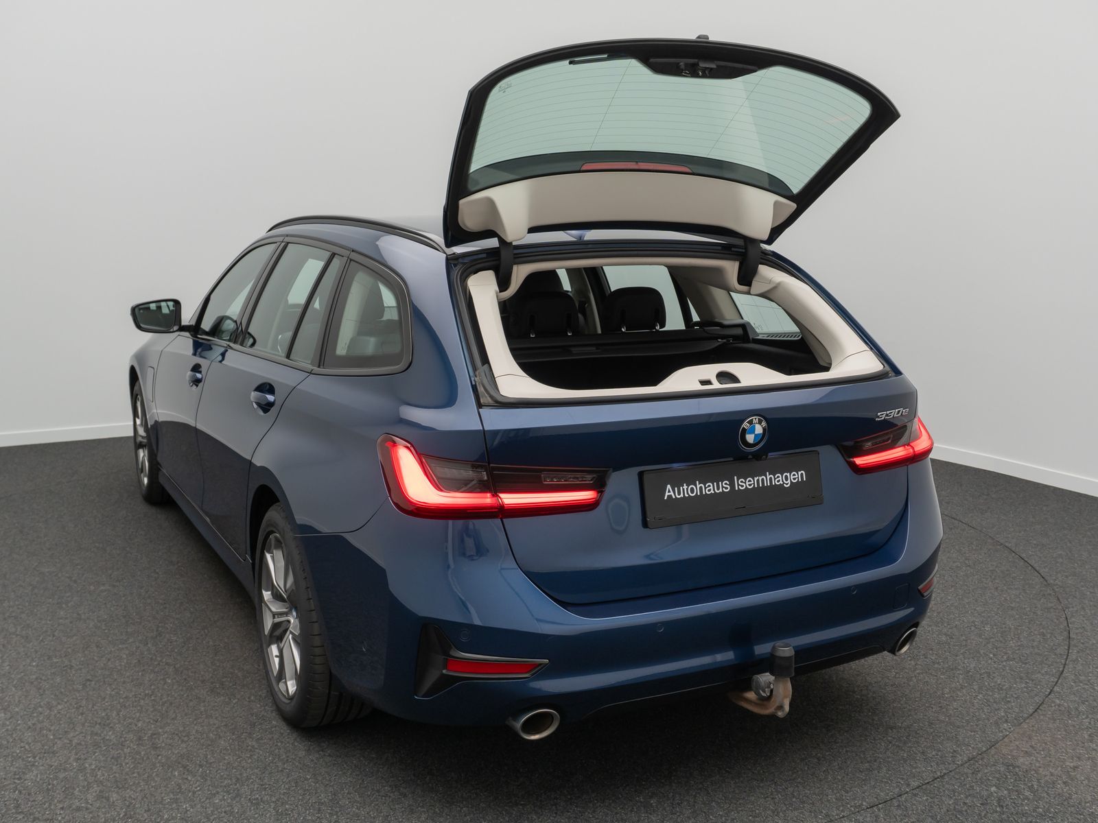 Fahrzeugabbildung BMW 330e  Sport Line Kamera DAB Laser HUD H/K Alarm