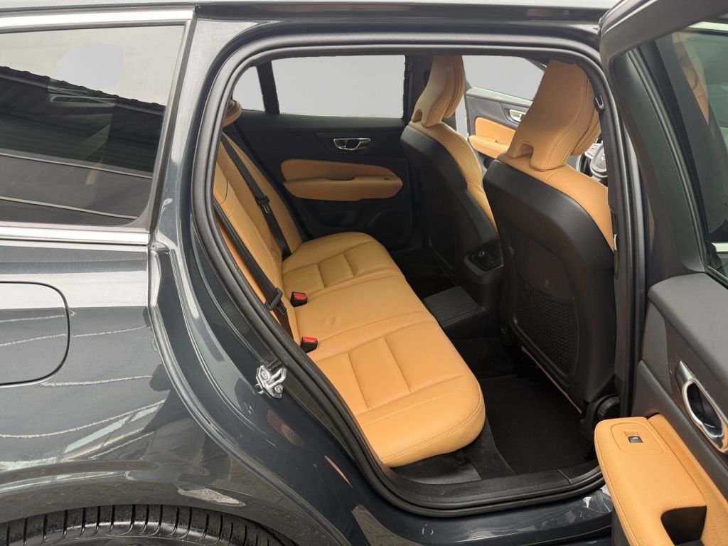 VOLVO V60 T8 AWD Twin Engine Inscription AHK semi elek VOLVO V60 T8 AWD Twin Engine Inscription AHK semi elek