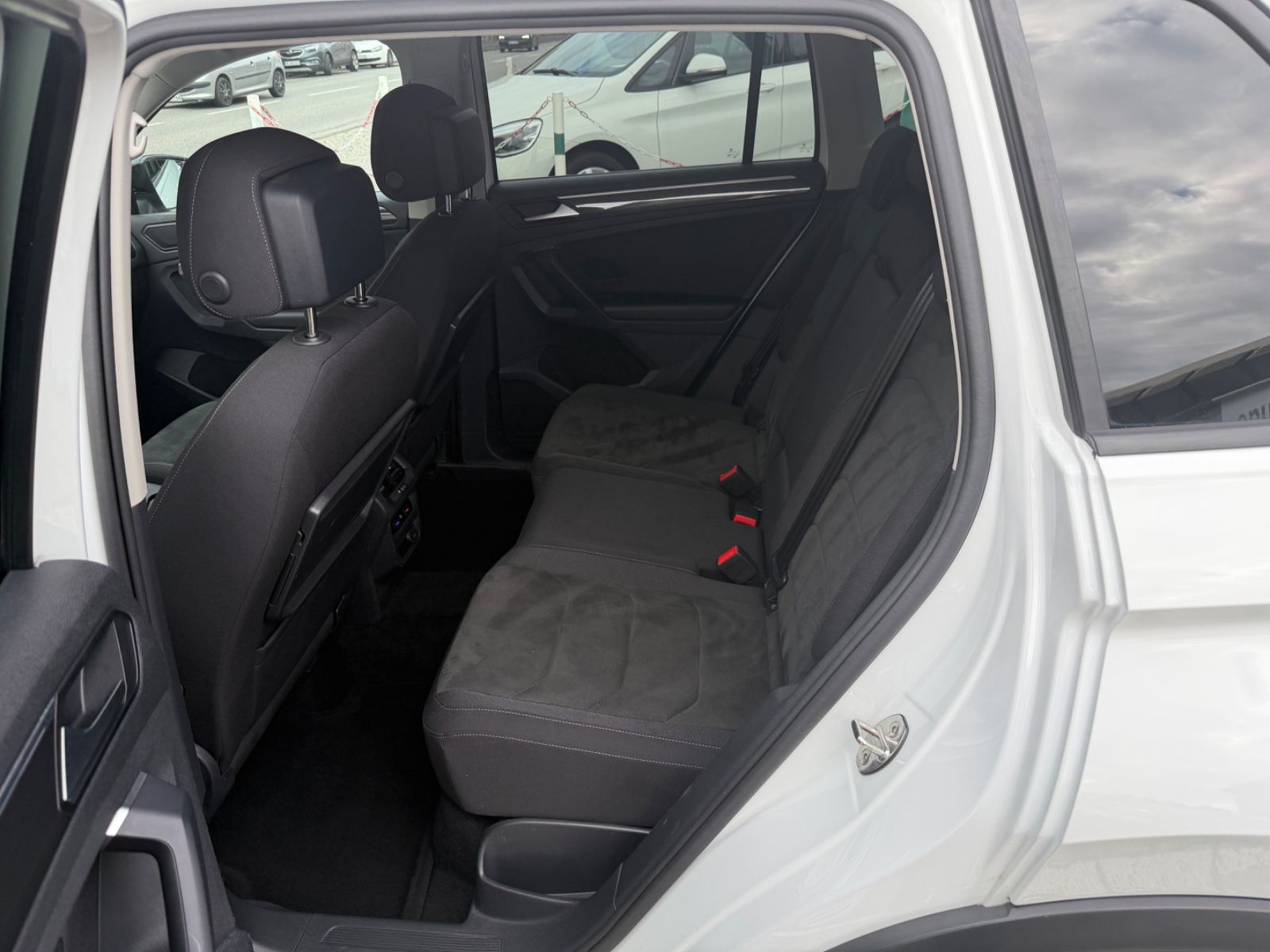 Fahrzeugabbildung Volkswagen Tiguan R-LINE 4Motion LED NAVI KAM. ACC SCHECKH.