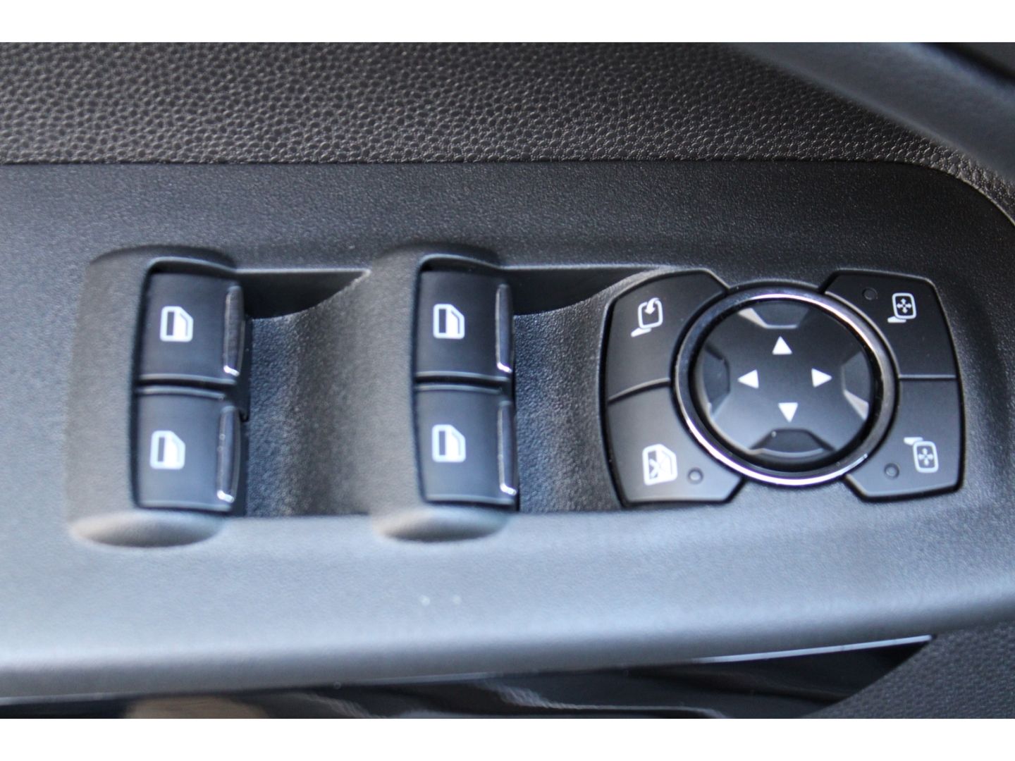 Fahrzeugabbildung Ford EcoSport ST-Line LED Navi B&O RFK GRA TWA Winter