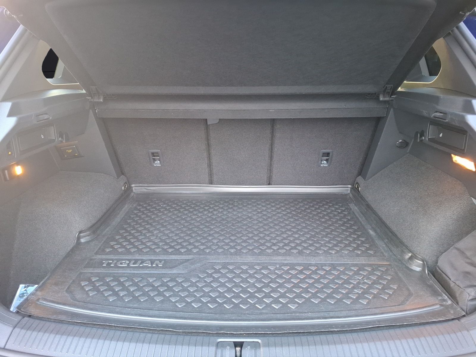 Fahrzeugabbildung Volkswagen Tiguan R DSG 4M Matrix AHK Navi AID ACC RFK SH 2