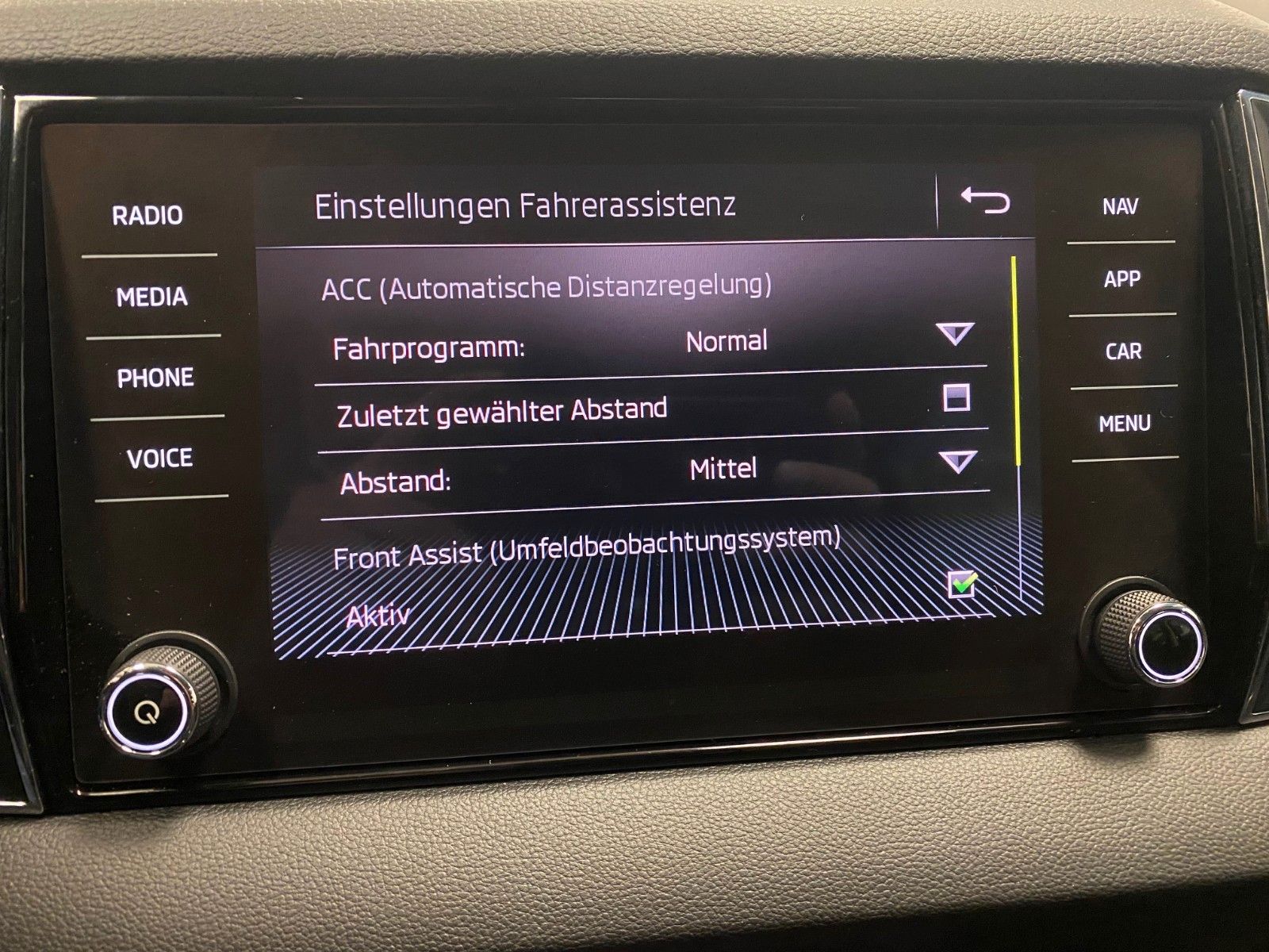 Fahrzeugabbildung SKODA Karoq 1.5 TSI Style+AHK schwenk+LED+NAVIGATION+