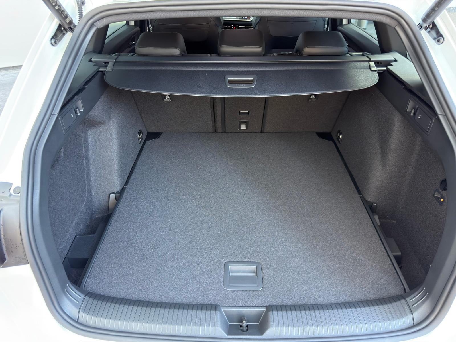 Volkswagen Golf VIII Variant 1.5 R-Line#Matrix#AHK#Navi#ACC
