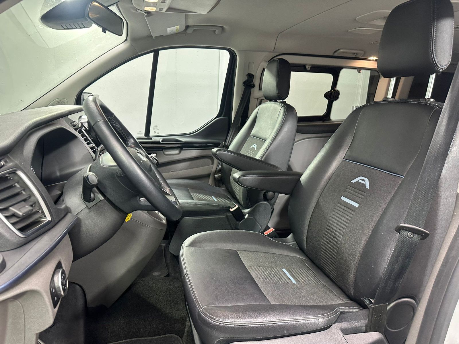 Fahrzeugabbildung Ford Tourneo Custom 320  L1H1 *AHK*ACTIVE*8-Sitzer*