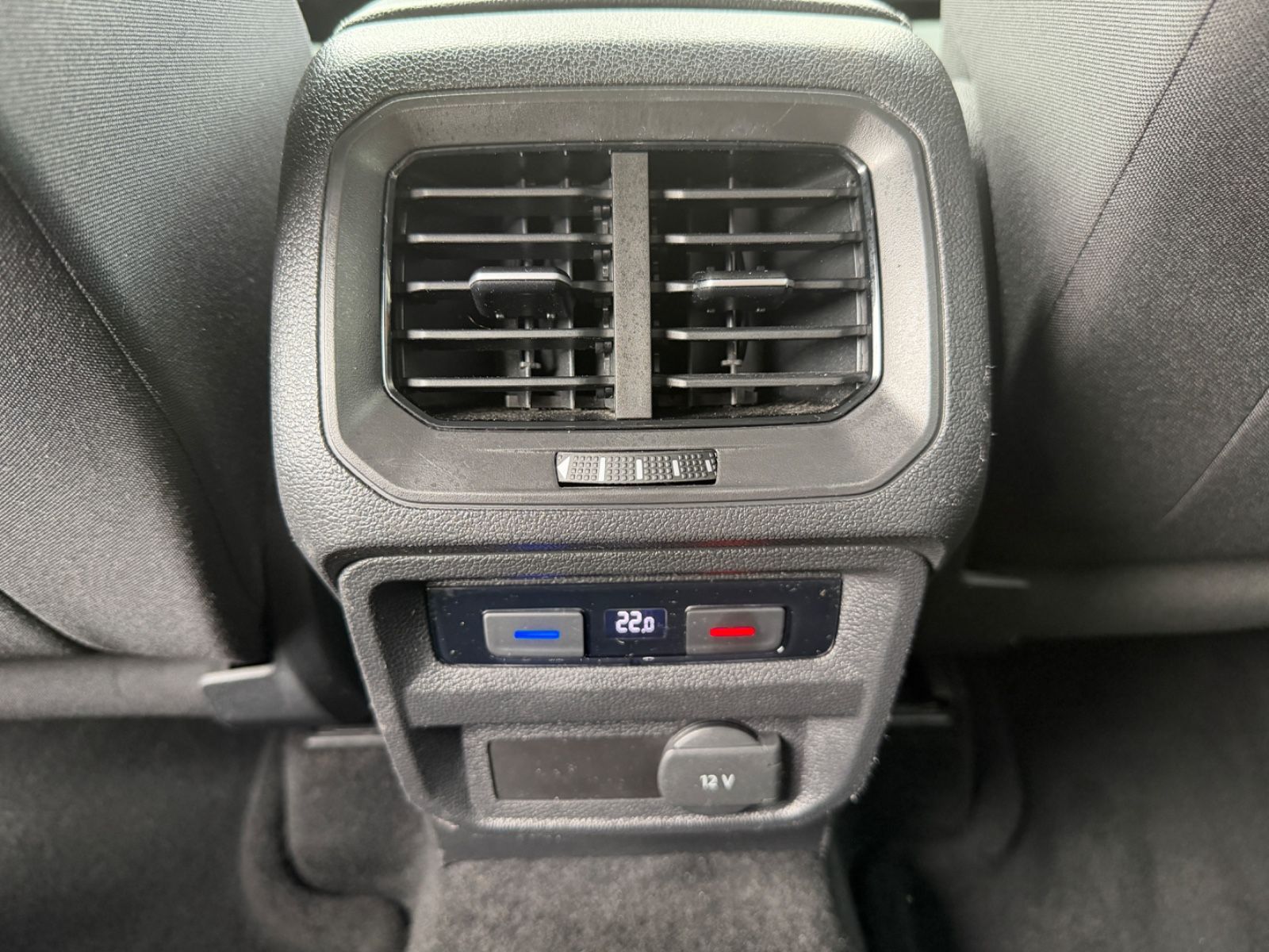 Fahrzeugabbildung Volkswagen Tiguan R-LINE 4Motion LED NAVI KAM. ACC SCHECKH.