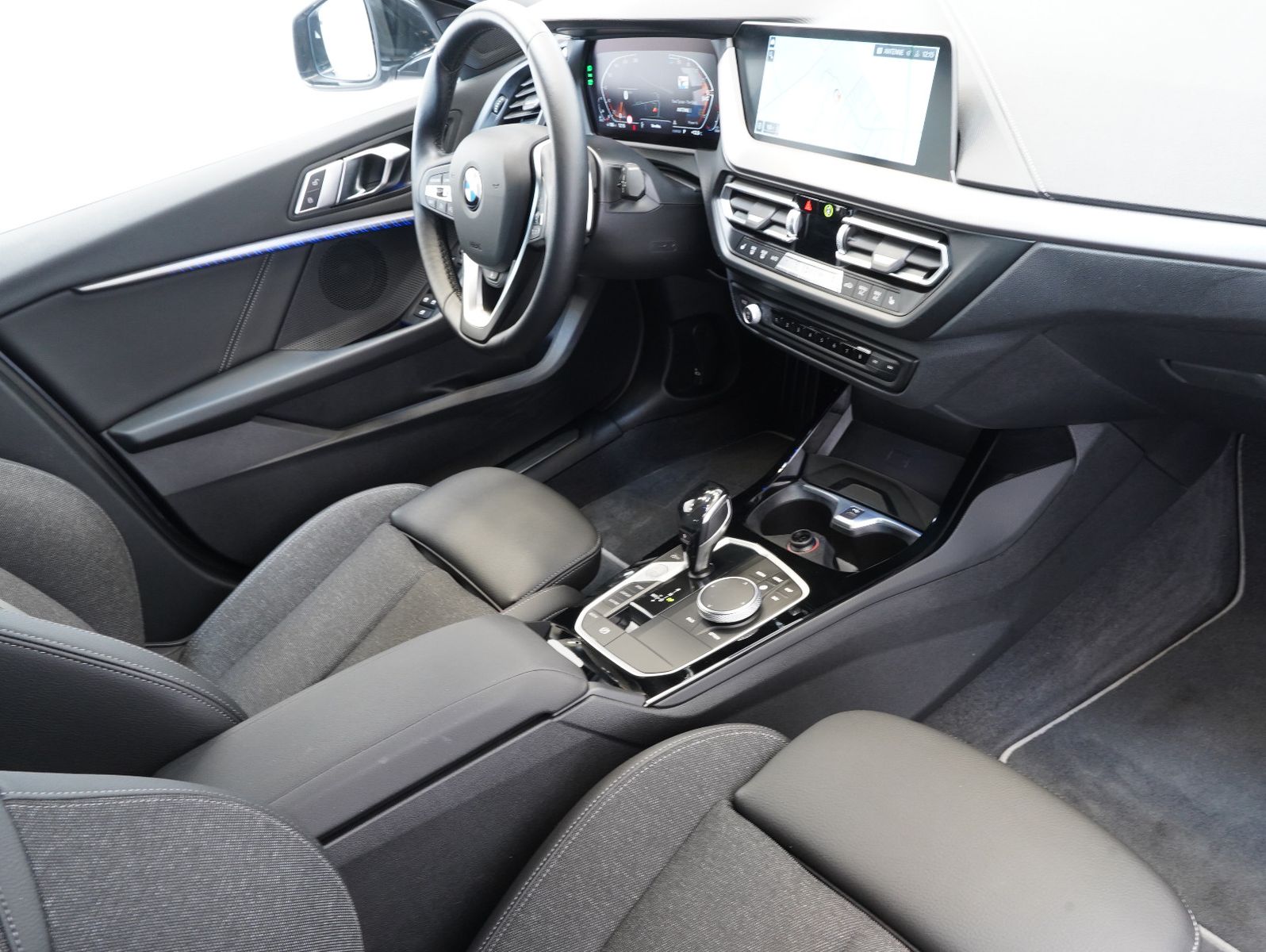 Fahrzeugabbildung BMW 120 d Sport Line LED/DRIVING-ASSISTANT/DAB/R-CAM