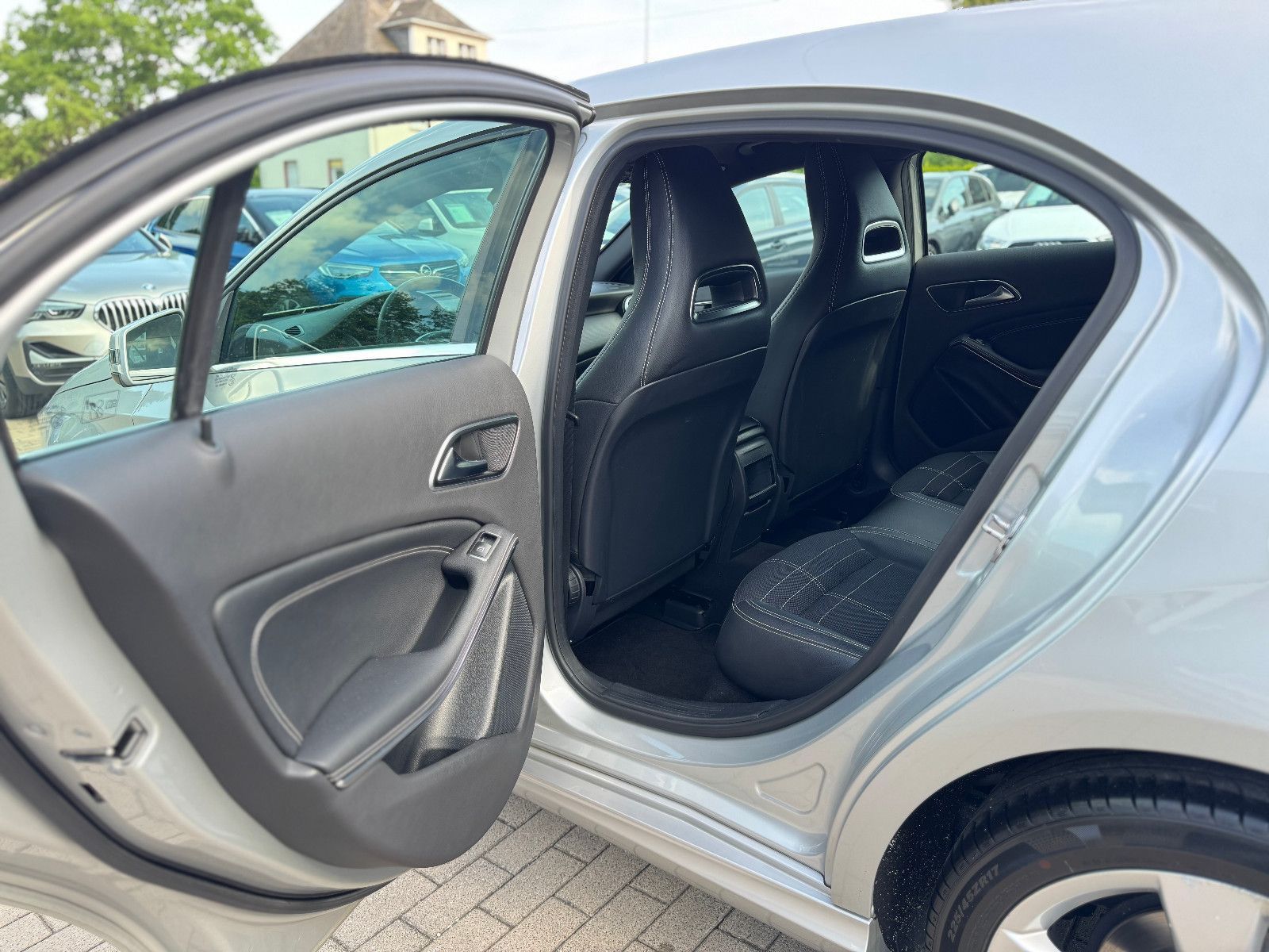 MERCEDES-BENZ A 180, 2012, Benzin, 122 PS