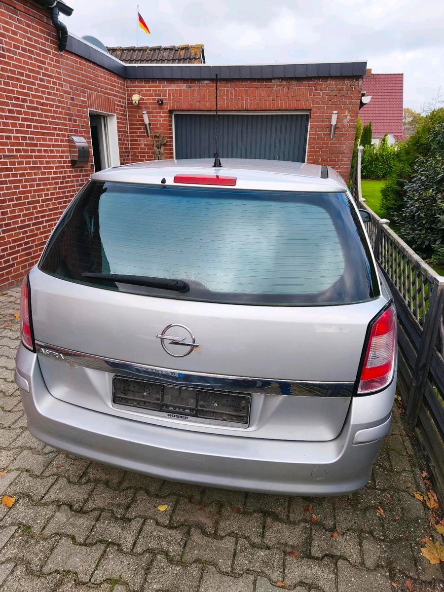 Opel Astra 2009 — rear view