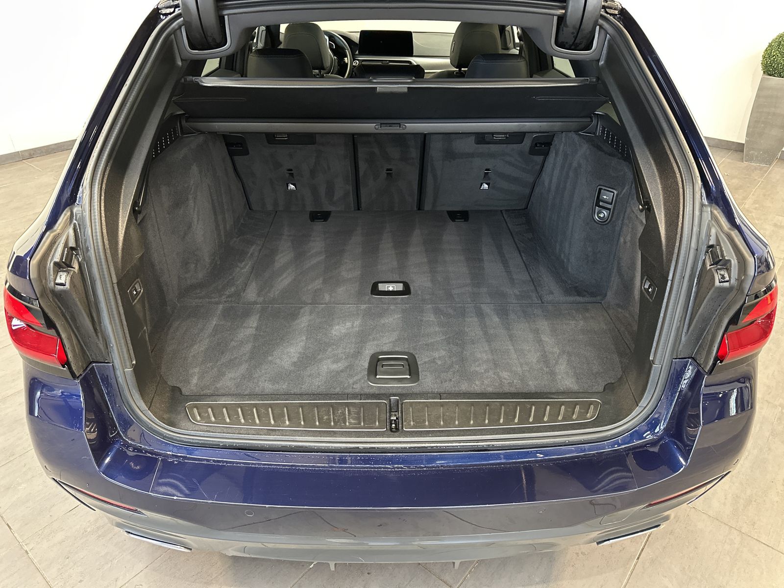 Fahrzeugabbildung BMW 520d Touring M-Sport NAV+LED+AHK+PANO+KAM+HIFI