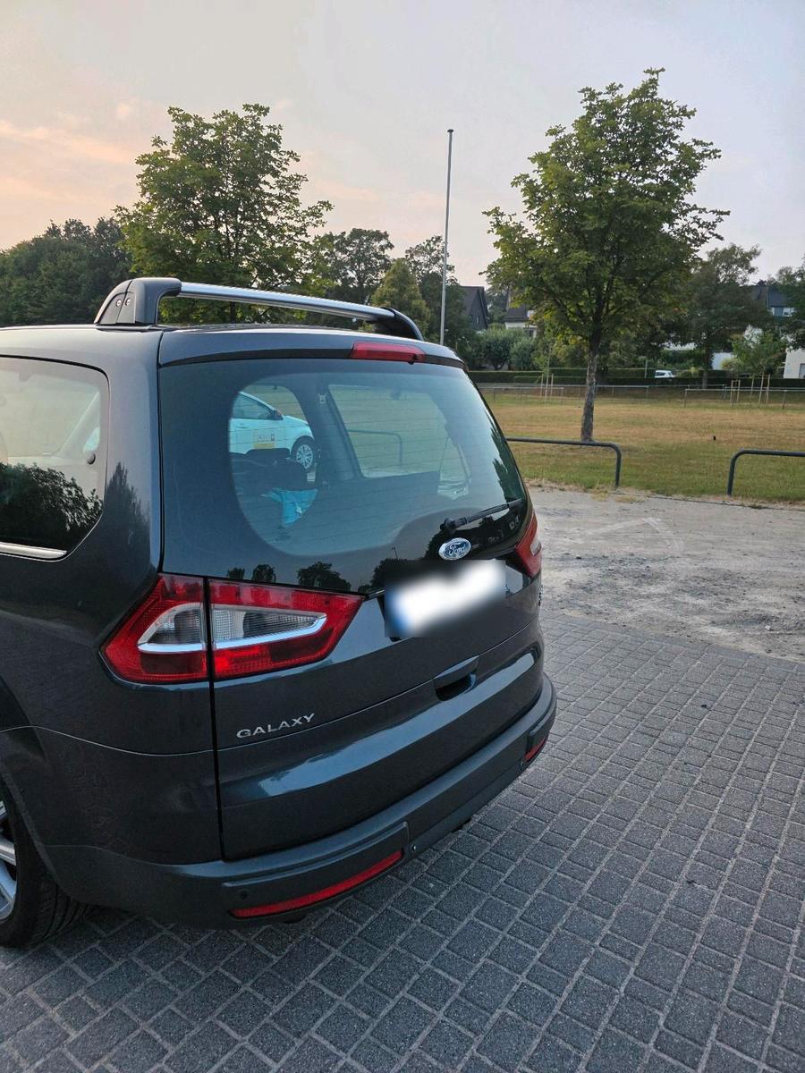 Ford Galaxy 2008 — rear view