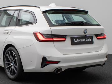 Fahrzeugabbildung BMW 330e xDr Tour Sport Line ACC HUD Pano HiFi Laser