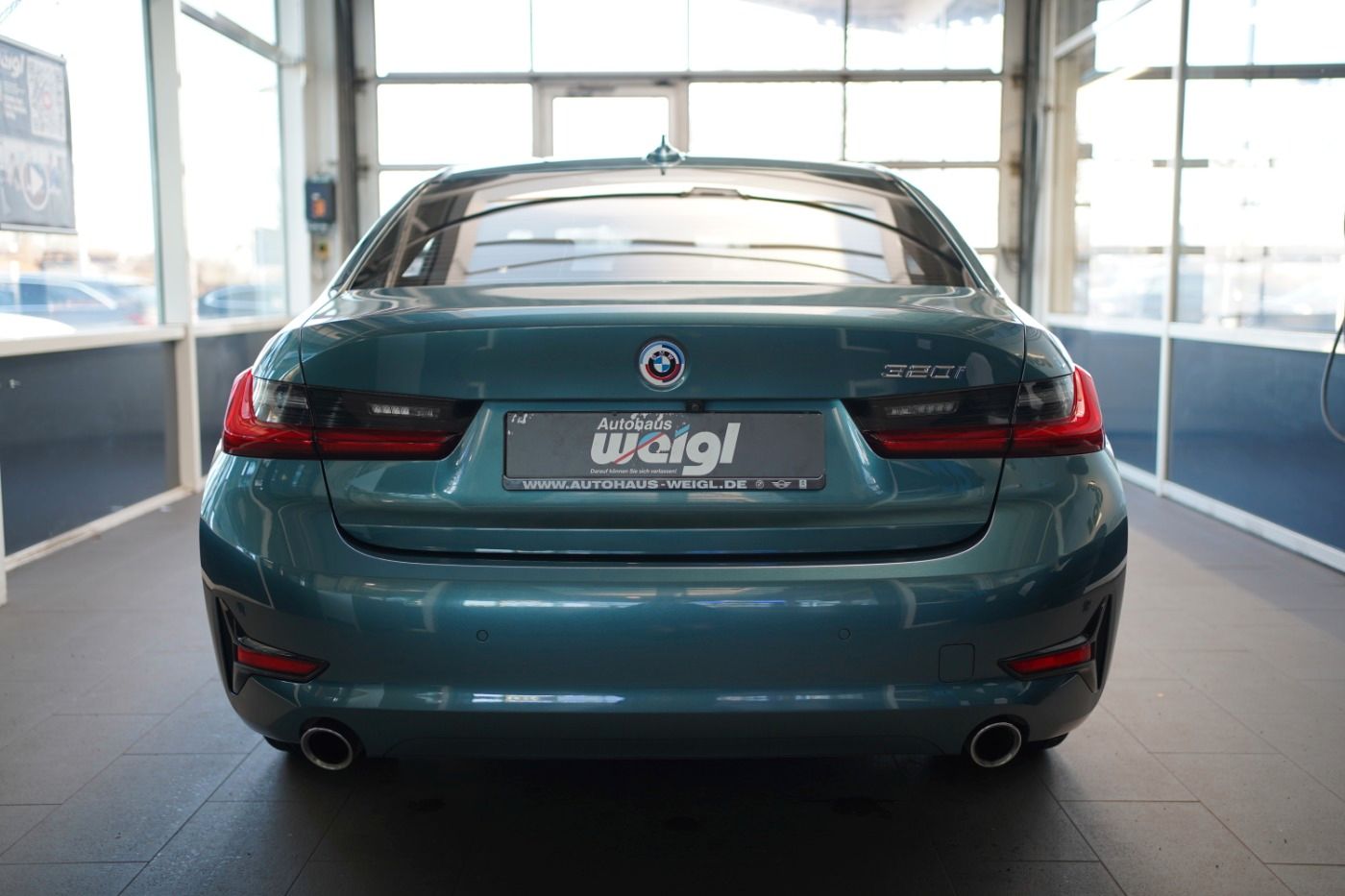 Fahrzeugabbildung BMW 320i Advantage Head Up+Parking u. Driving Ass.++