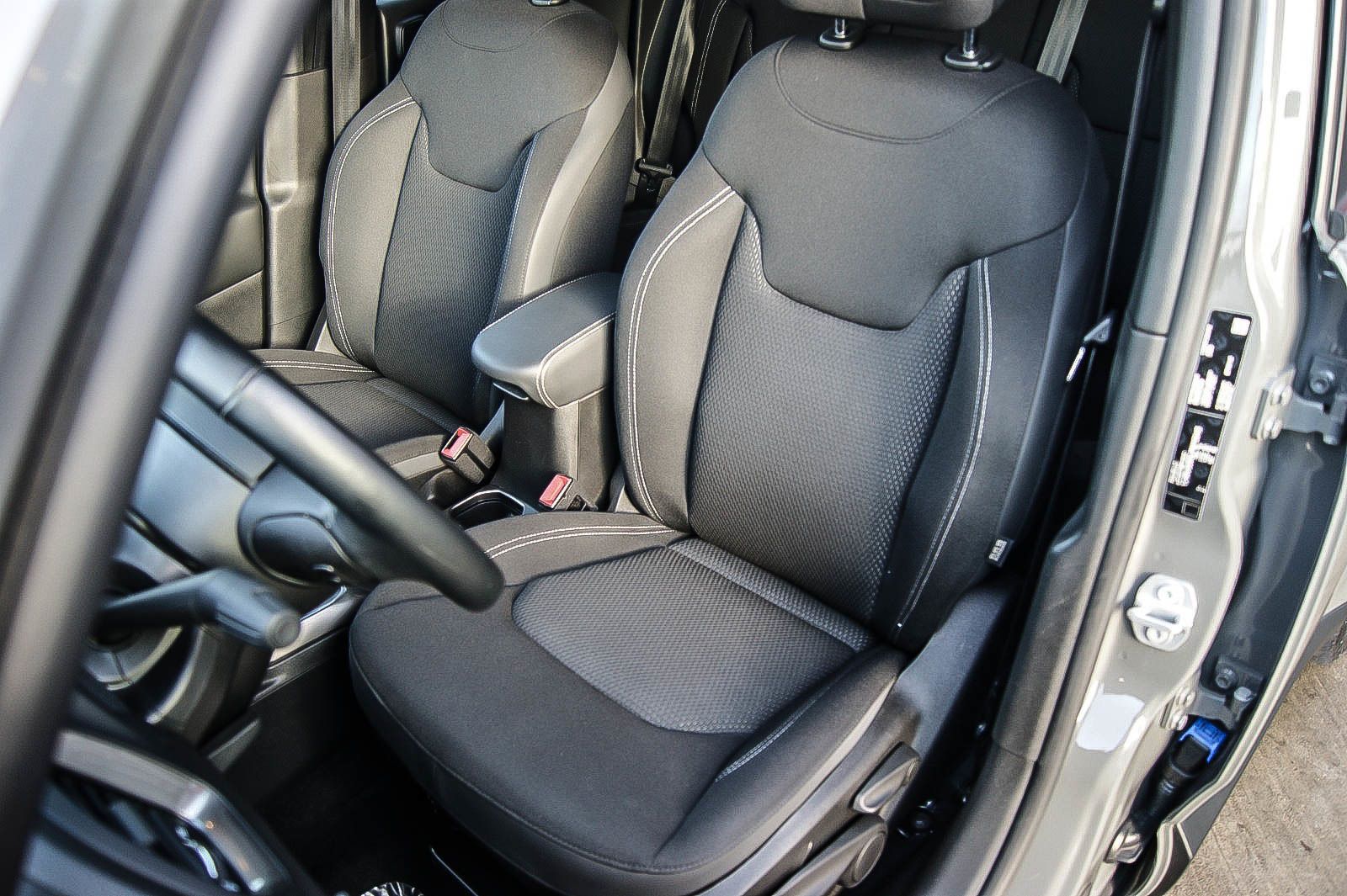 Fahrzeugabbildung Jeep Renegade 1.3 T-GDI Limited FWD KENWOOD PANORAMA