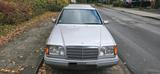 Mercedes-Benz Mercedes Benz E220T W124 - Mercedes-Benz E 220 mit Benzin-Antrieb: Kombi, Automatik