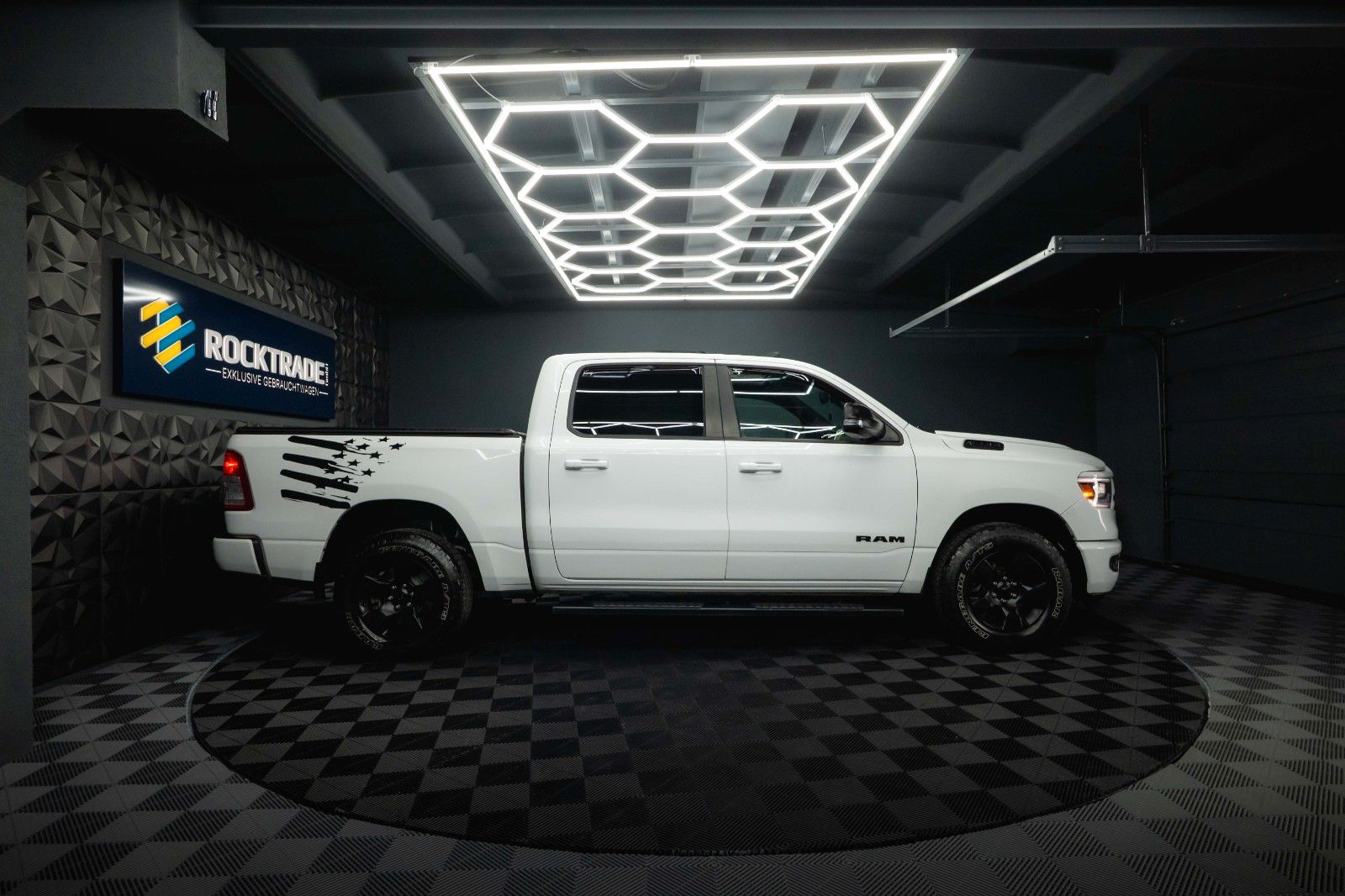 Fahrzeugabbildung Dodge RAM 5.7 V8 HEMI 4x4 OFFROAD Night-Paket *PANO*