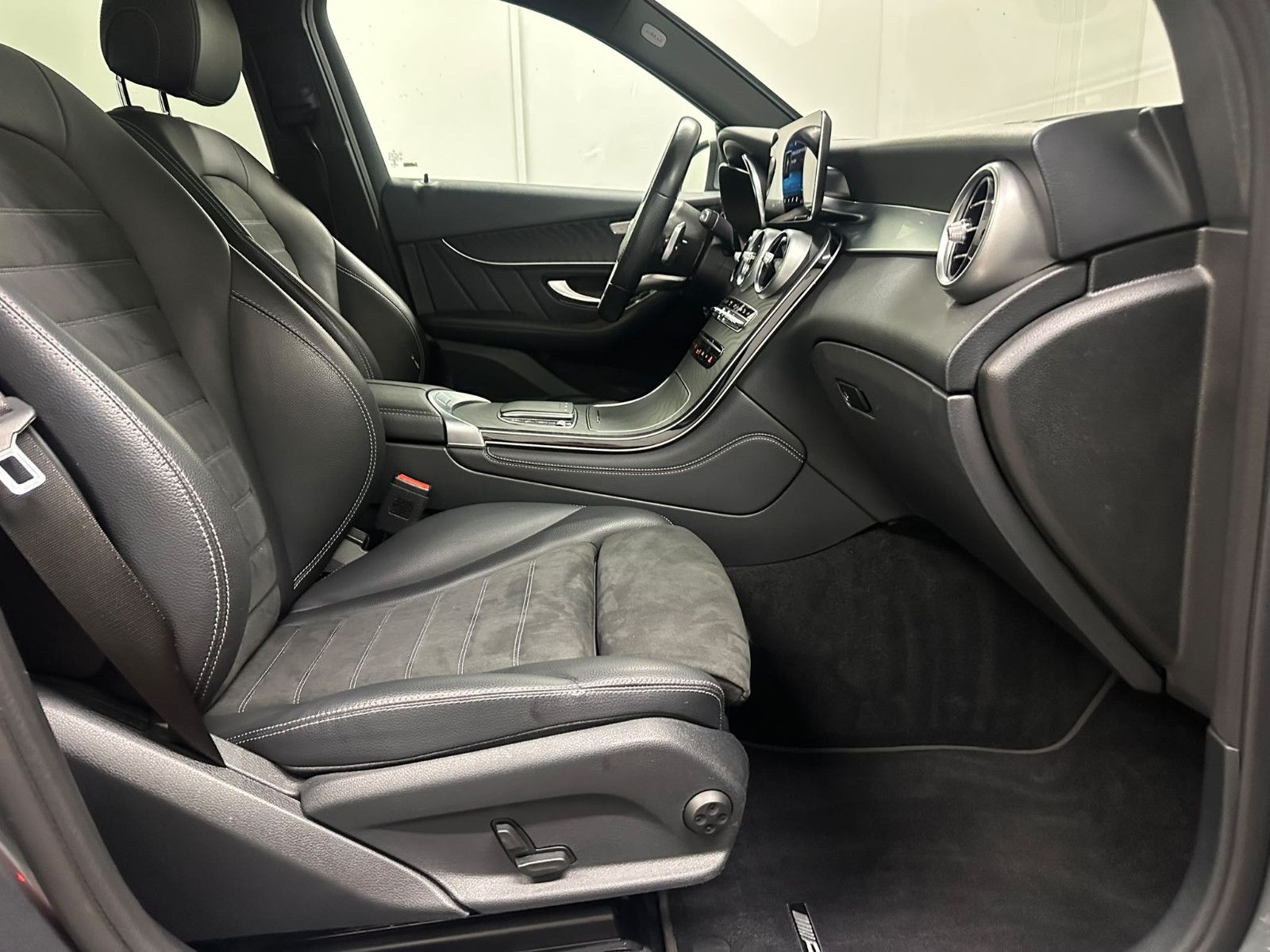 Fahrzeugabbildung Mercedes-Benz GLC 220 d 4MATIC AMG*PANO*360*HUD*AHK*DISTRO