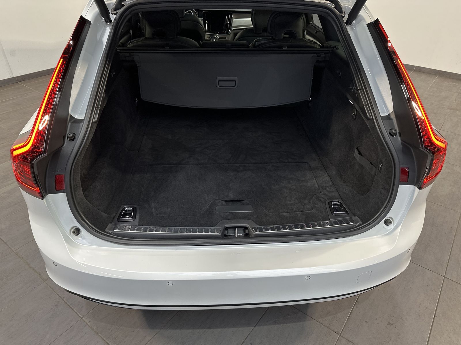 Fahrzeugabbildung Volvo V90 T6 Recharge AWD Plus Dark NAV+LED+AHK+PANORA