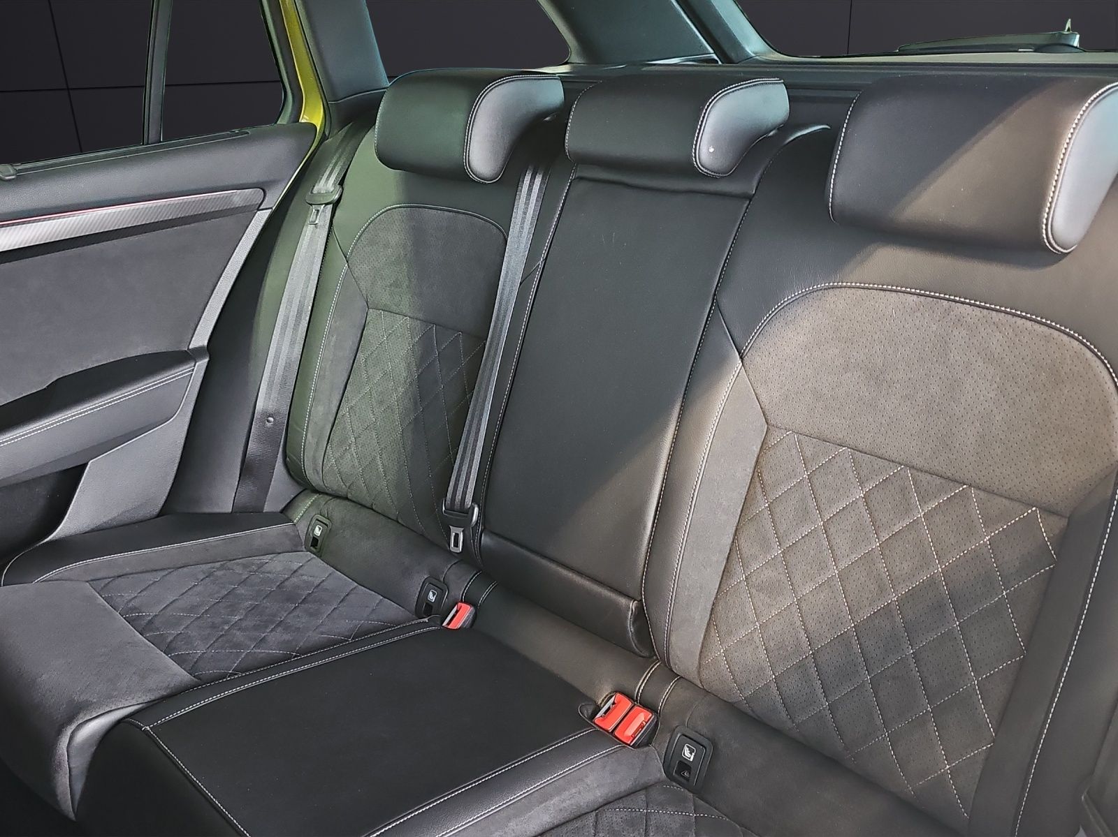 Fahrzeugabbildung SKODA Superb Combi Sportline 2.0 TSI DSG AHZV DCC ACC