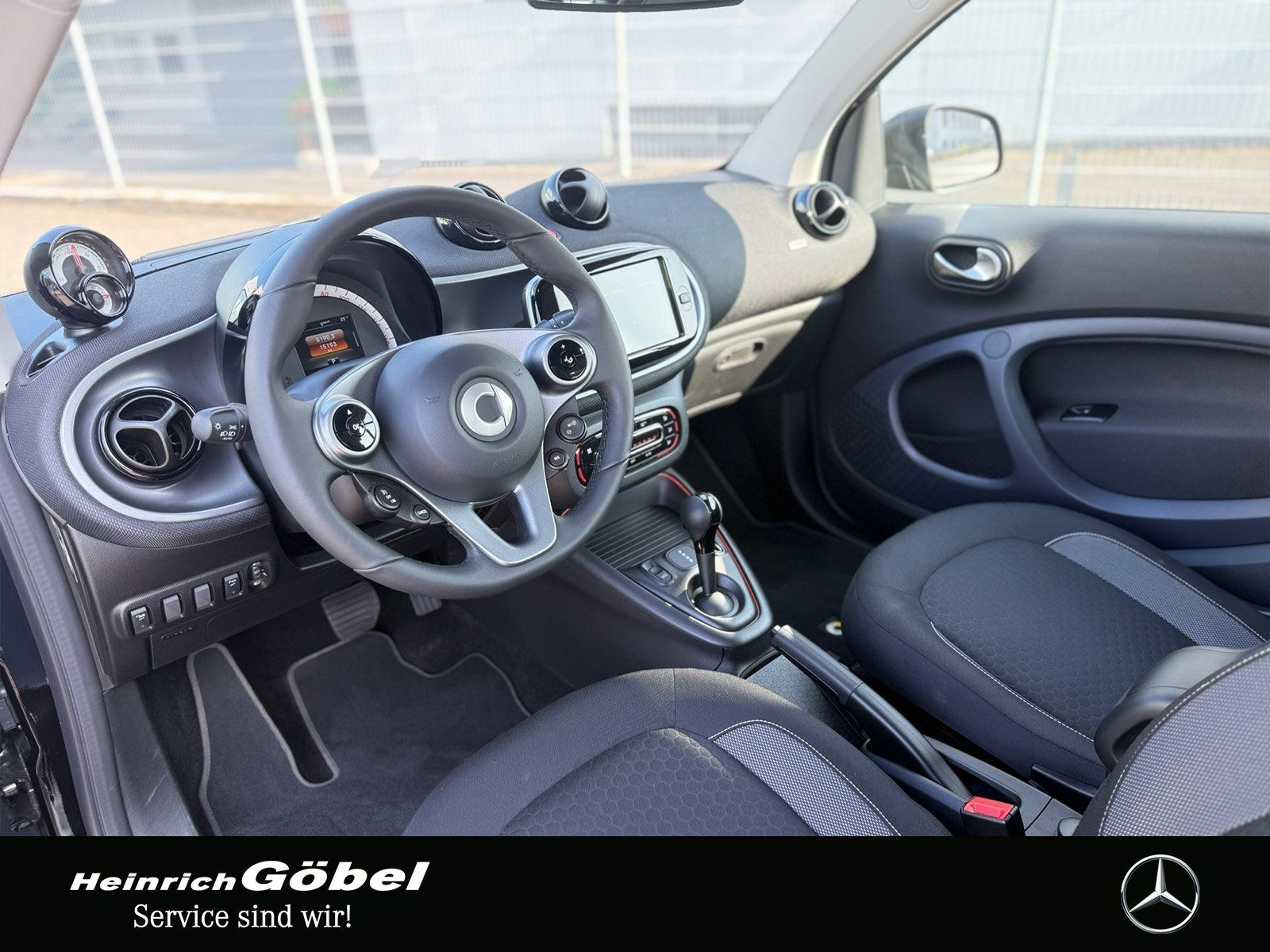 Fahrzeugabbildung Smart SMART EQ FORTWO*PANO*AMBIENTE*KAMERA*LED*PDC