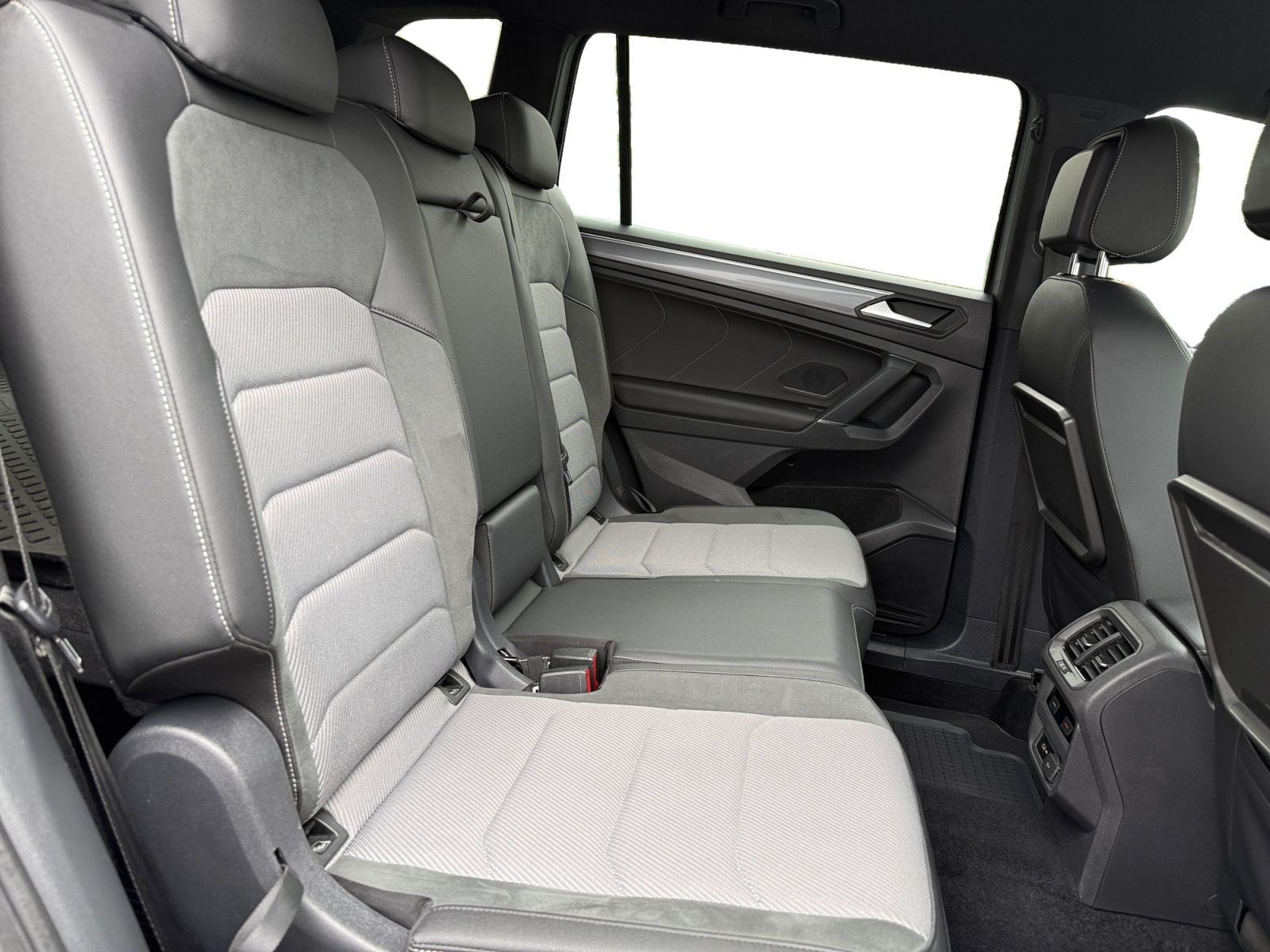 Fahrzeugabbildung Volkswagen Tiguan Allspace 2.0 TDI R-LINE 7 SITZE 20" AHK