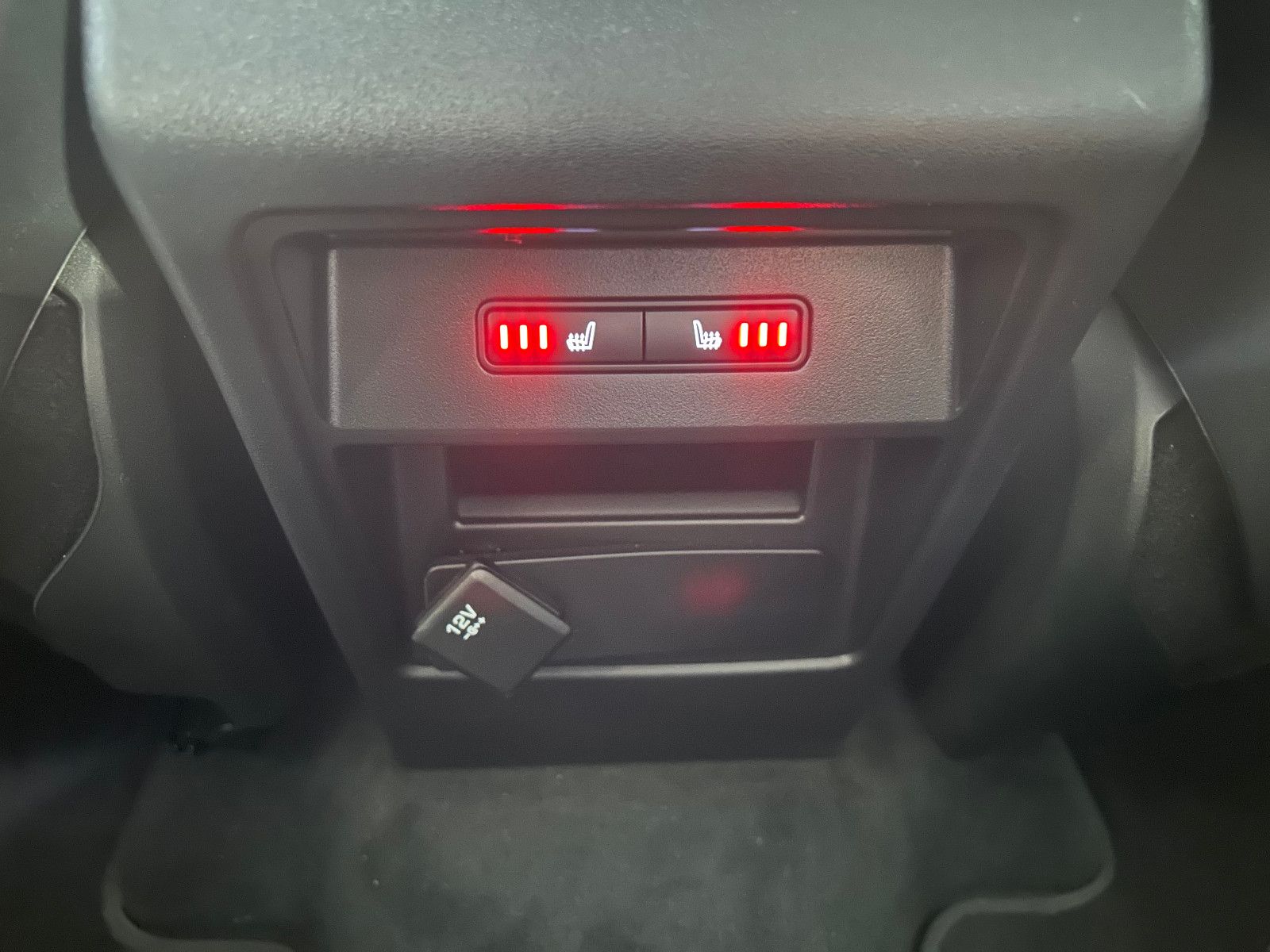 Fahrzeugabbildung Land Rover Discovery Sport SE AWD/KAMERA/NAVI/SHZ/PDC/