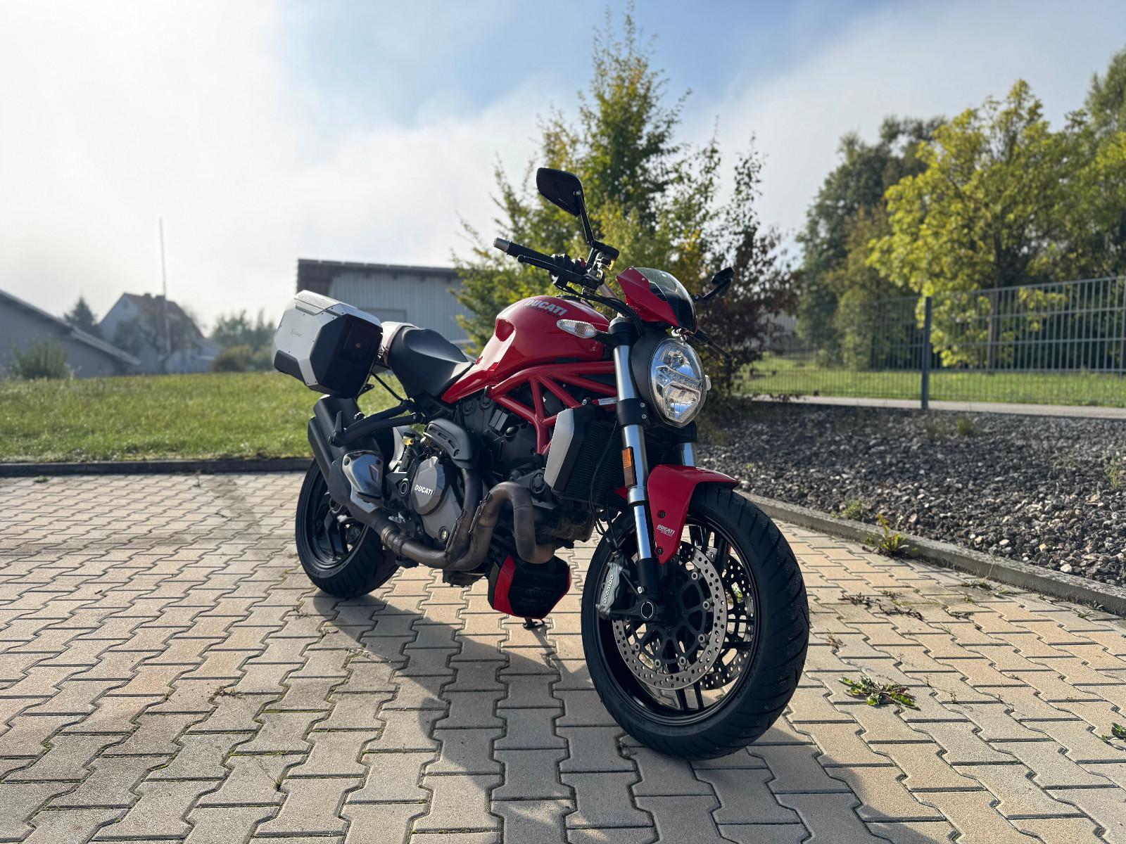 Ducati Monster 1200 - Ducati Red