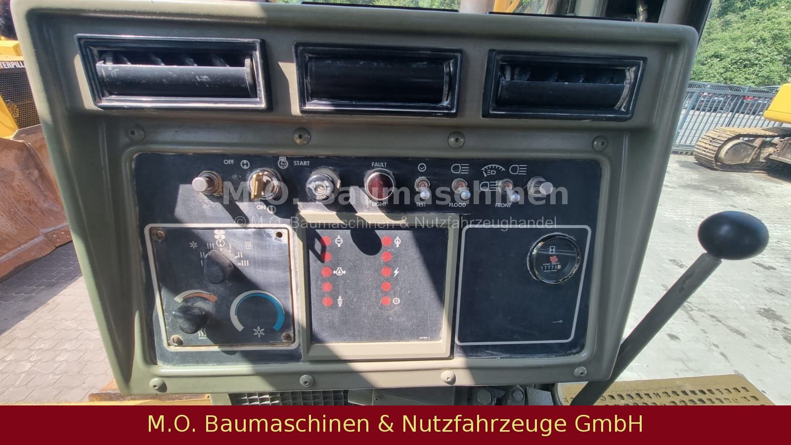 Fahrzeugabbildung CAT D6H Planierraupe / 4. Wegeschild