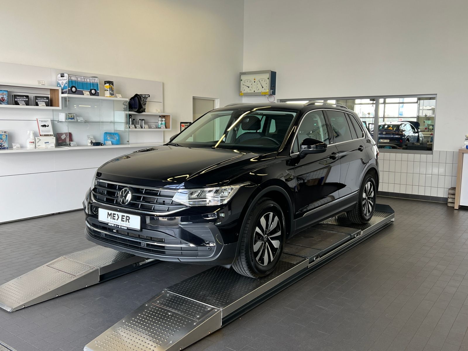 Fahrzeugabbildung Volkswagen Tiguan MOVE 1.5 TSI DSG *AHK, LED, Navi, 17'-LM*