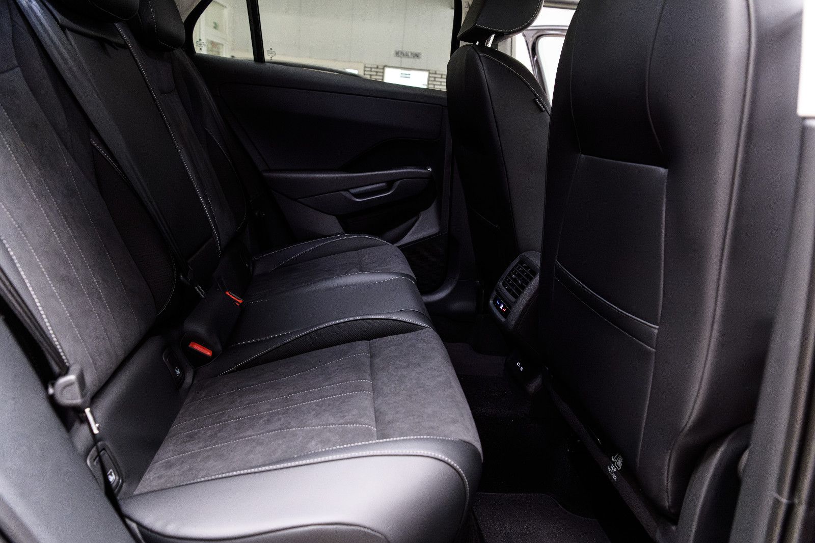 Fahrzeugabbildung Volkswagen T-Roc 1.5 eTSI  Style+IQ-Light+AHK+5 Jahre Gar.