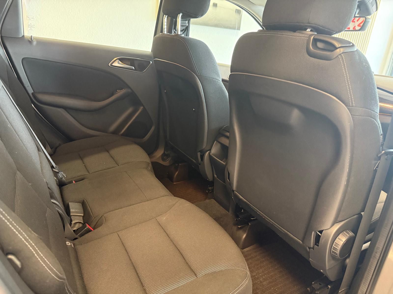 Fahrzeugabbildung Mercedes-Benz MB  B 180 / NAVI/AUTOMATIK