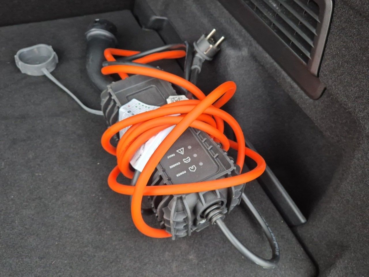 Fahrzeugabbildung Citroën C4 Lim. ë- Shine - viele Extras