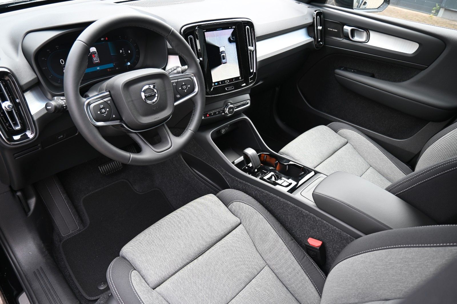 Fahrzeugabbildung Volvo XC40 B3 DKG Plus Dark*FSHZG*360°*AHK*AllSeason