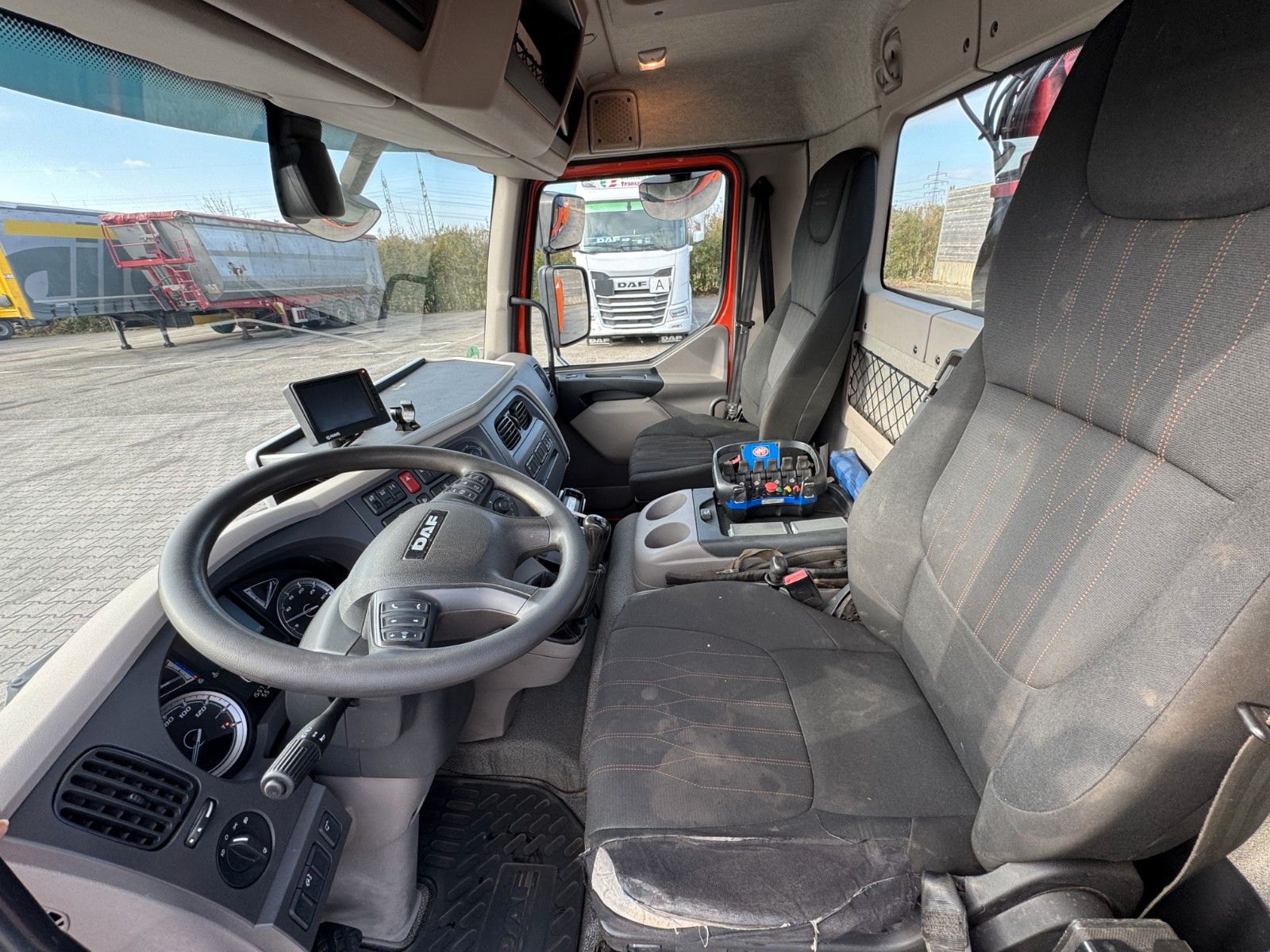 Fahrzeugabbildung DAF FA LF 180 8t Abrollkipper mit Ladekran