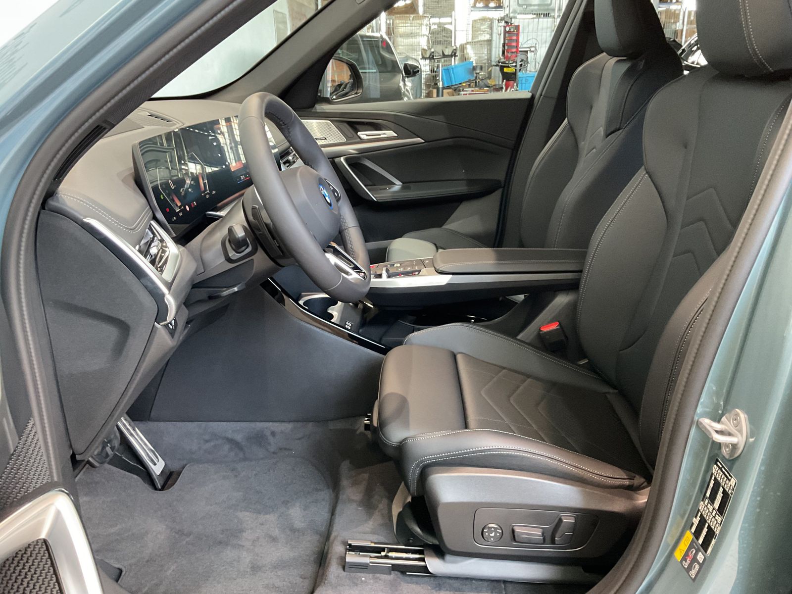 Fahrzeugabbildung BMW iX1 xDrive20 Hifi harman/kardon | Lenkradhzg. |