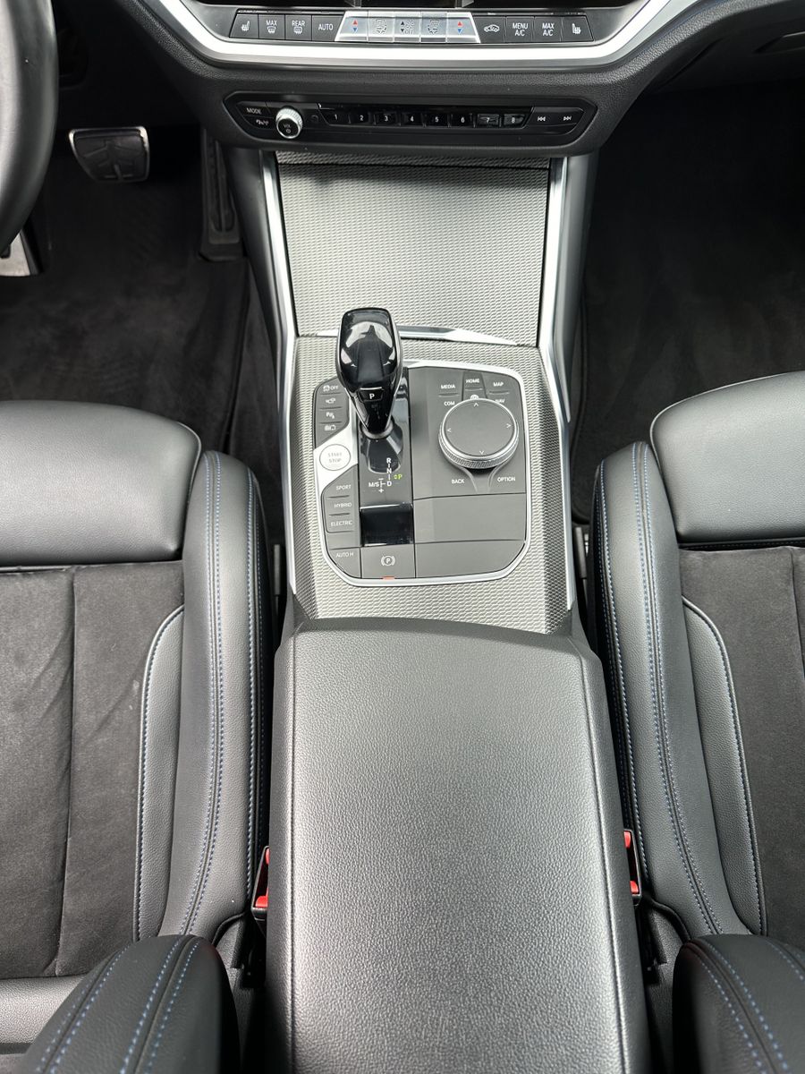 Fahrzeugabbildung BMW 330e Touring xDrive M-Sport NAV+LED+360°+HUD+HIF