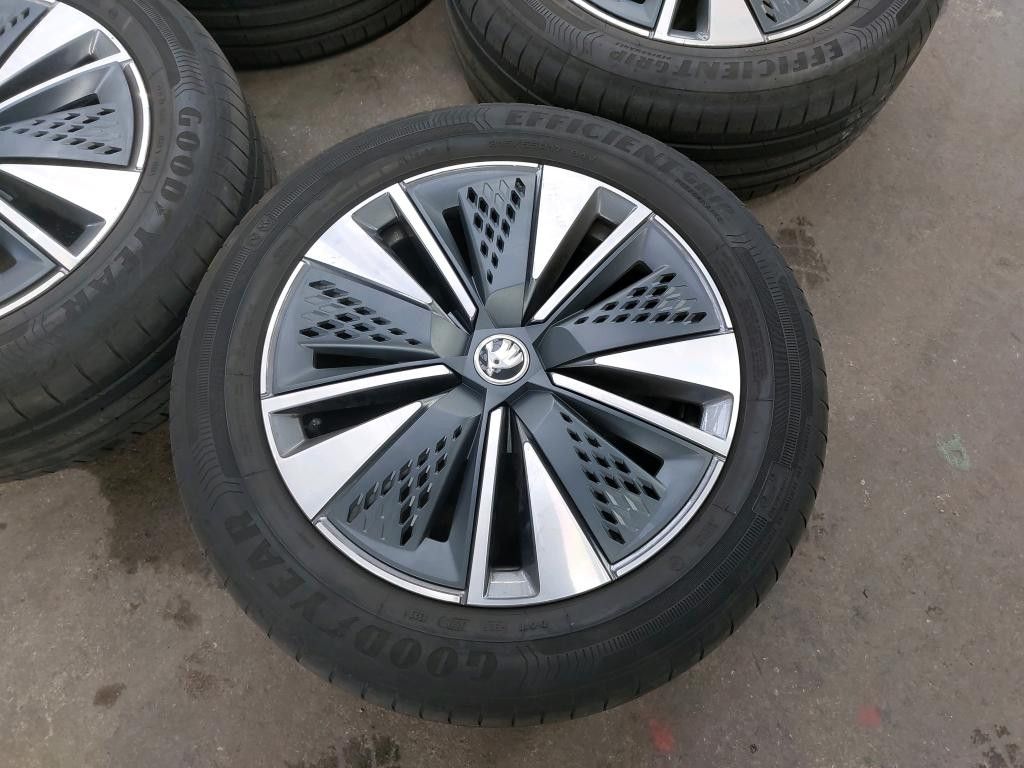 Fahrzeugabbildung SKODA Karoq 1.0 TSI Tour-LED-KAM-VIRTUAL-KESSY-4xSHZ-