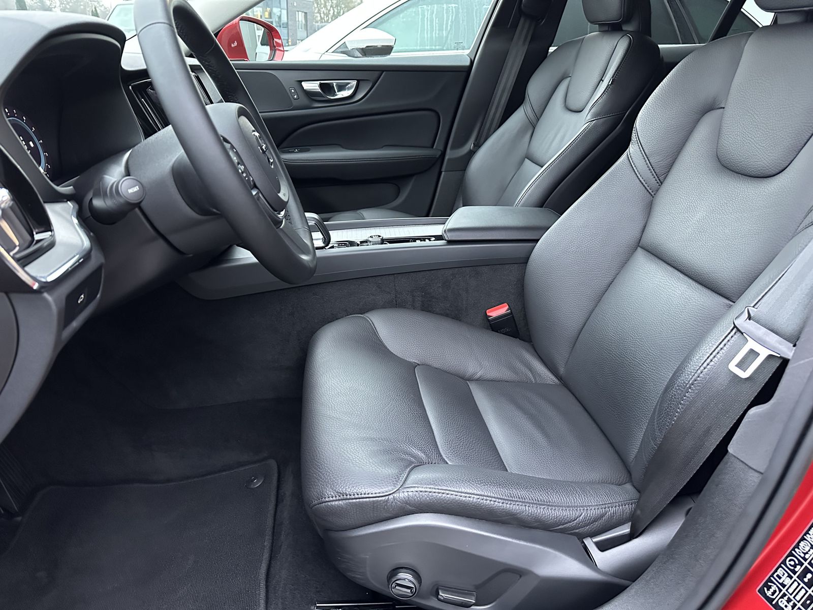 Fahrzeugabbildung Volvo V60 B4 Core NAV+LED+AHK+KAMERA+17ZO+DIGDISPLAY