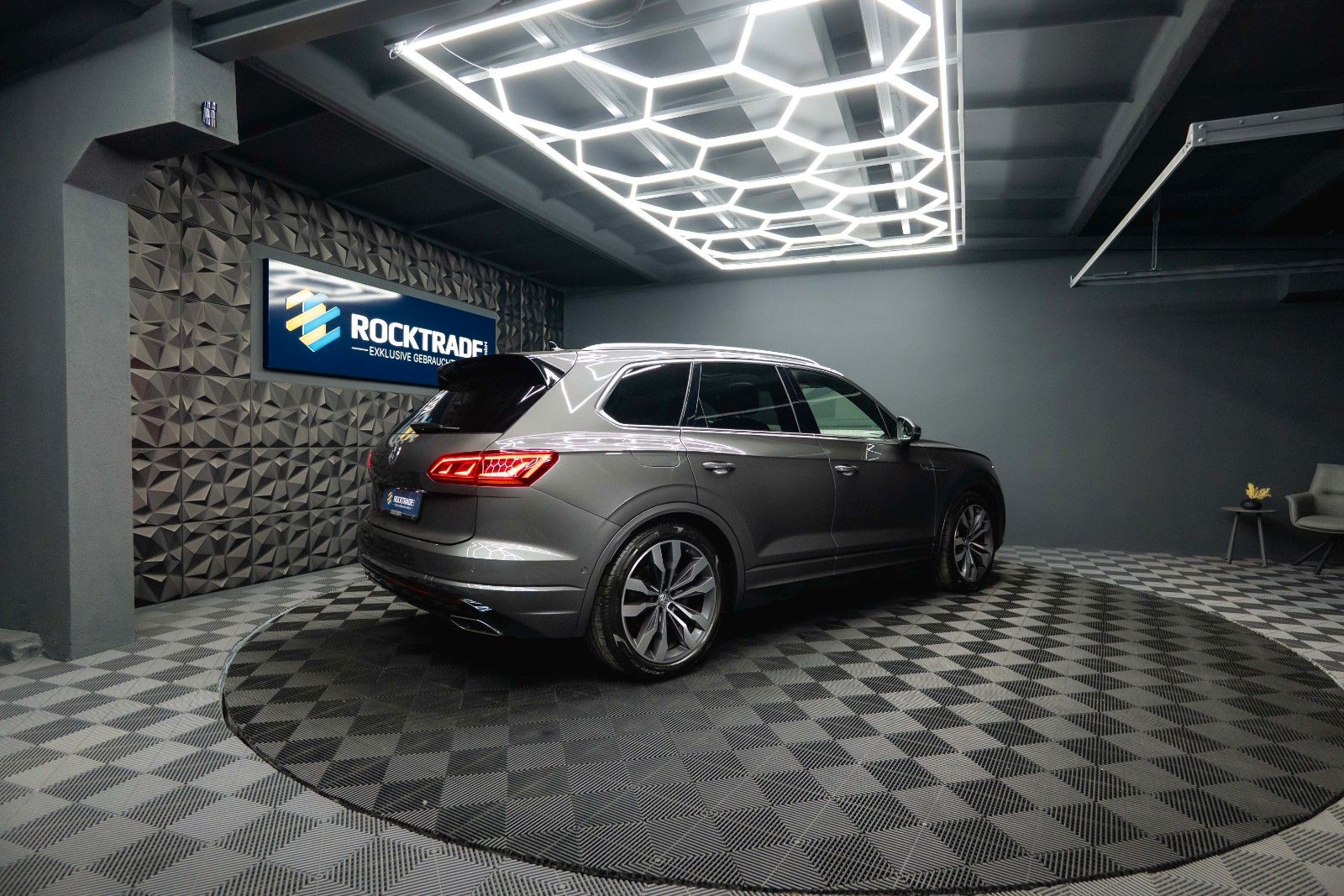 Fahrzeugabbildung Volkswagen Touareg V6 R-Line+ 4Motion *Pano*Matrix*DAB*19%*
