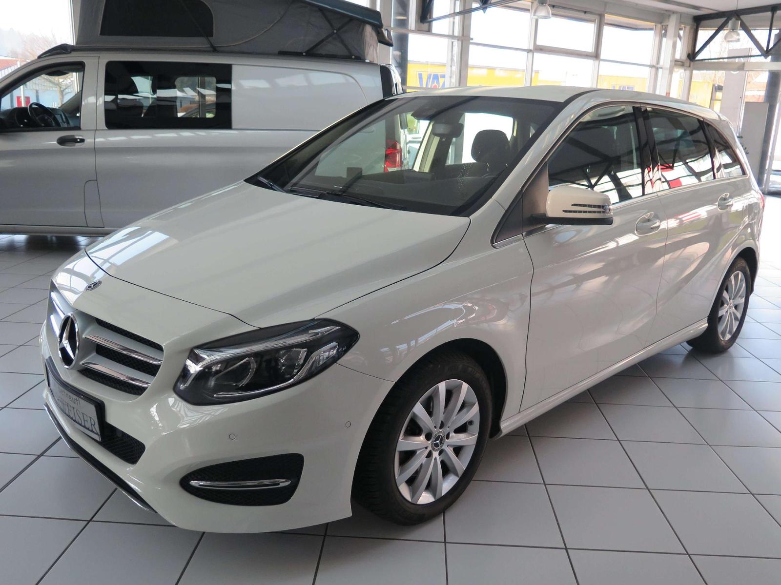 Mercedes-Benz B 180 B-Klasse 7G-DCT Style AHK Navi LED Parkass