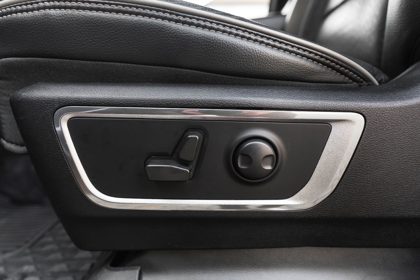 Fahrzeugabbildung Dodge RAM 3.0L LARAMIE ECODIESEL M+S LEDER SZH/SZK KAM