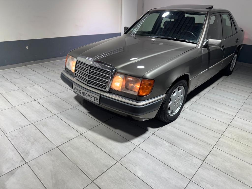 Mercedes-Benz 220