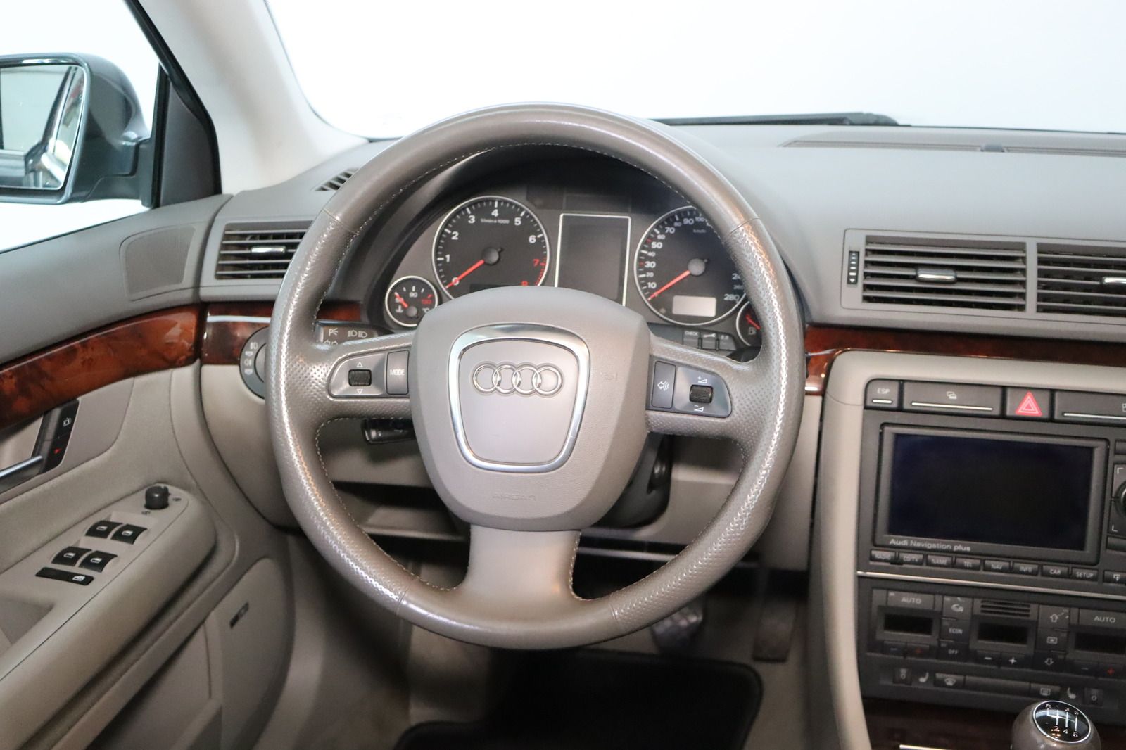 Fahrzeugabbildung Audi A4 Avant 3.2 V6 quattro * Navi * Xenon *