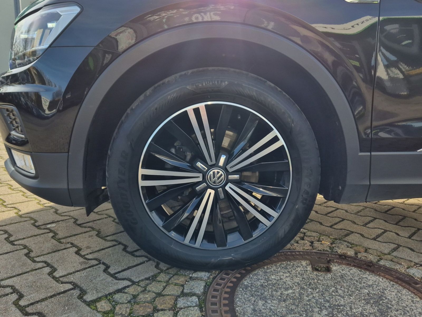 Fahrzeugabbildung Volkswagen Tiguan TDI Highline DSG 4M LED AHK Navi ACC PDC