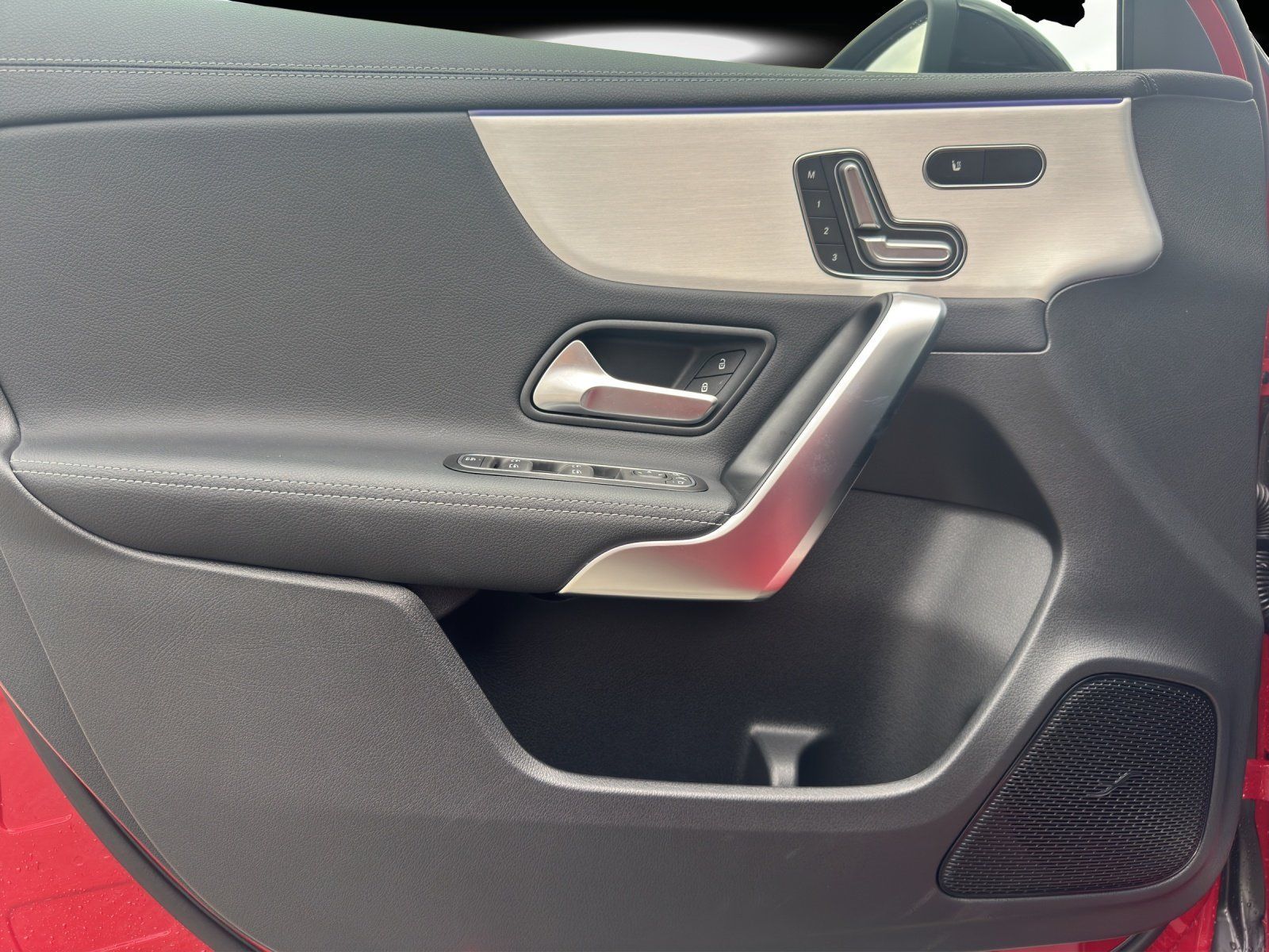 Fahrzeugabbildung Mercedes-Benz A250 4M AMG Prem DISTR Memo MLED KeyGo Night DWA