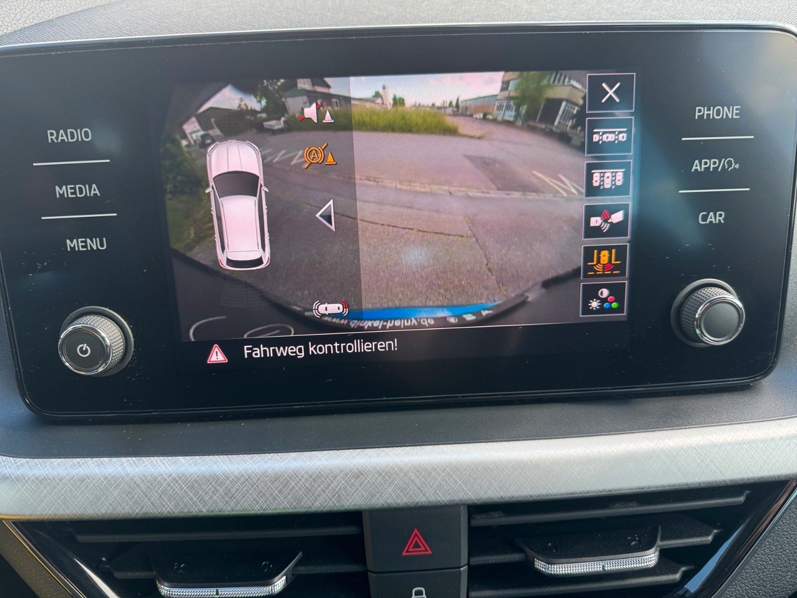 Fahrzeugabbildung SKODA Kamiq Ambition Tour 1.5 TSI