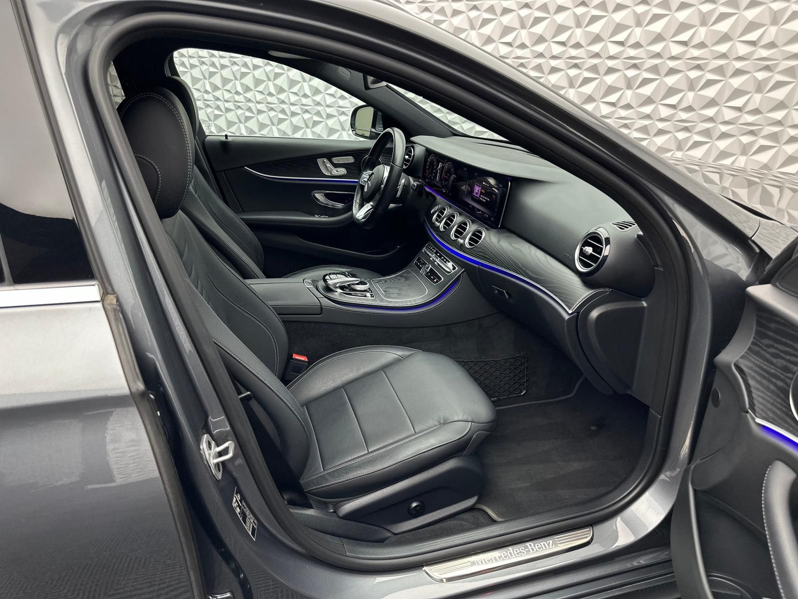 Fahrzeugabbildung Mercedes-Benz E220d AMG/MBUX/MEMORY/360°/LED/AMBIENTE/DAB/ILS+